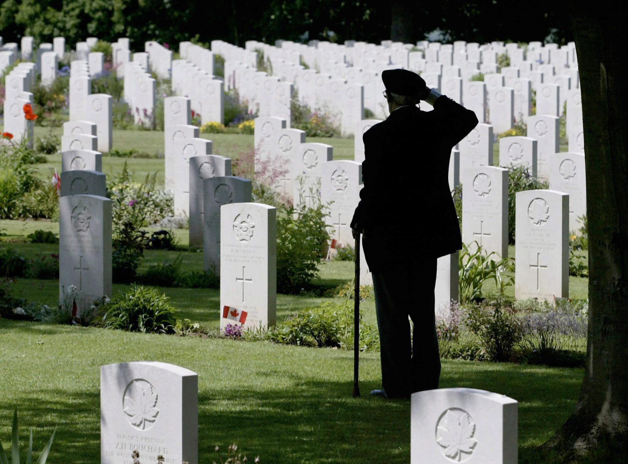 Le vétéran de la Deuxième Guerre mondiale et du débarquement de Normandie Roy Shaw, de Barrie, Ontario, salut ses camarades décédés au cimetière militaire canadien de Bény-sur-Mer, à cinq kilomètres de Juno Beach, à Reviers en France le 6 juin 2003. (La Presse Canadienne/Tom Hanson)