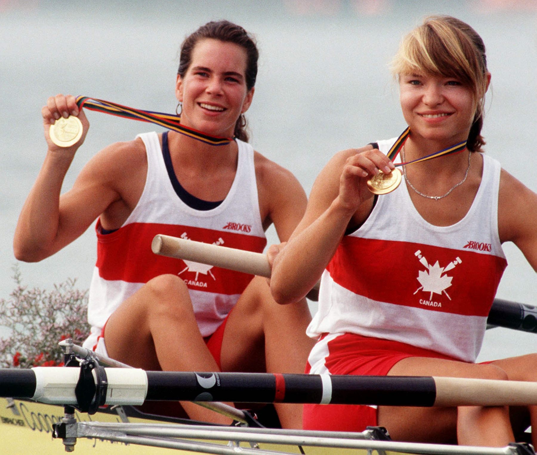 Marnie McBean and Kathleen Heddle montrent leur médaille d'or à Barcelone 1992
