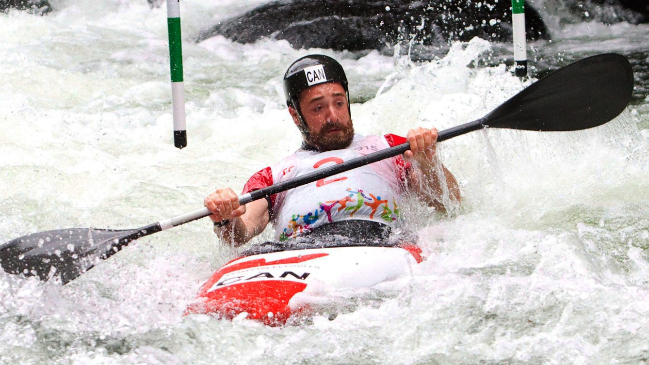 Ben Hayward sur le parcours d’eau vive dans la compétition de kayak masculin dans la catégorie (K1) aux Jeux panaméricains à Minden, Ontario.