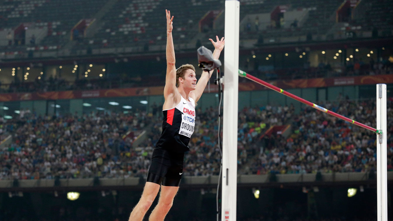 Derek Drouin célèbre un saut réussi au saut en hauteur aux Championnats du monde de l’IAAF le 30 août 2015.