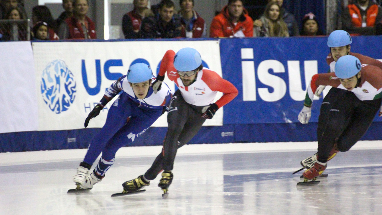 Charles Hamelin patine vers l'or à l'épreuve du 500 m à la Coupe du monde de courte piste de Toronto. Dimanche, le 8 novembre 2015.