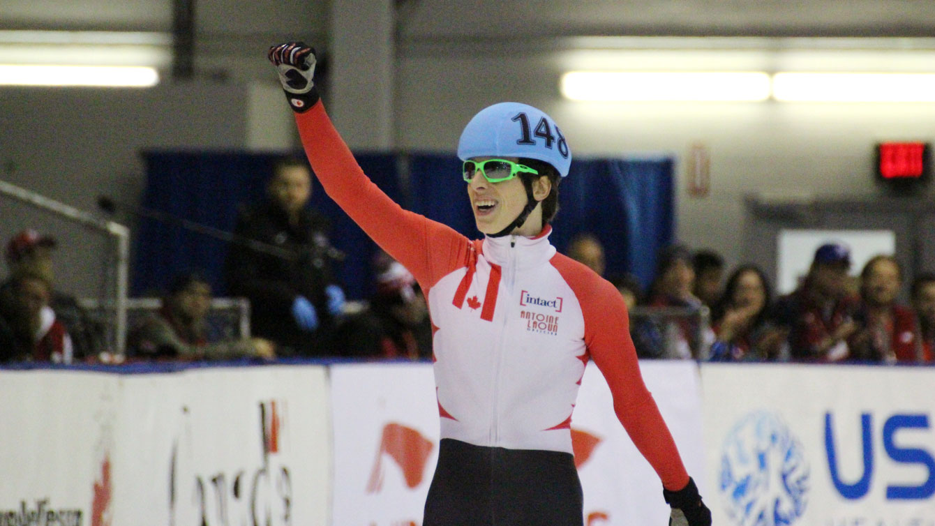 Charle Cournoyer célèbre sa victoire au 1000 m à la Coupe du monde de courte piste de Toronto, le 8 novembre 2015.