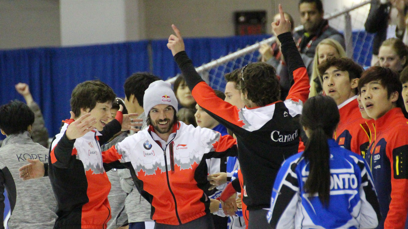 Le relais canadien célèbre après avoir décroché l'or à la Coupe du monde de Toronto.