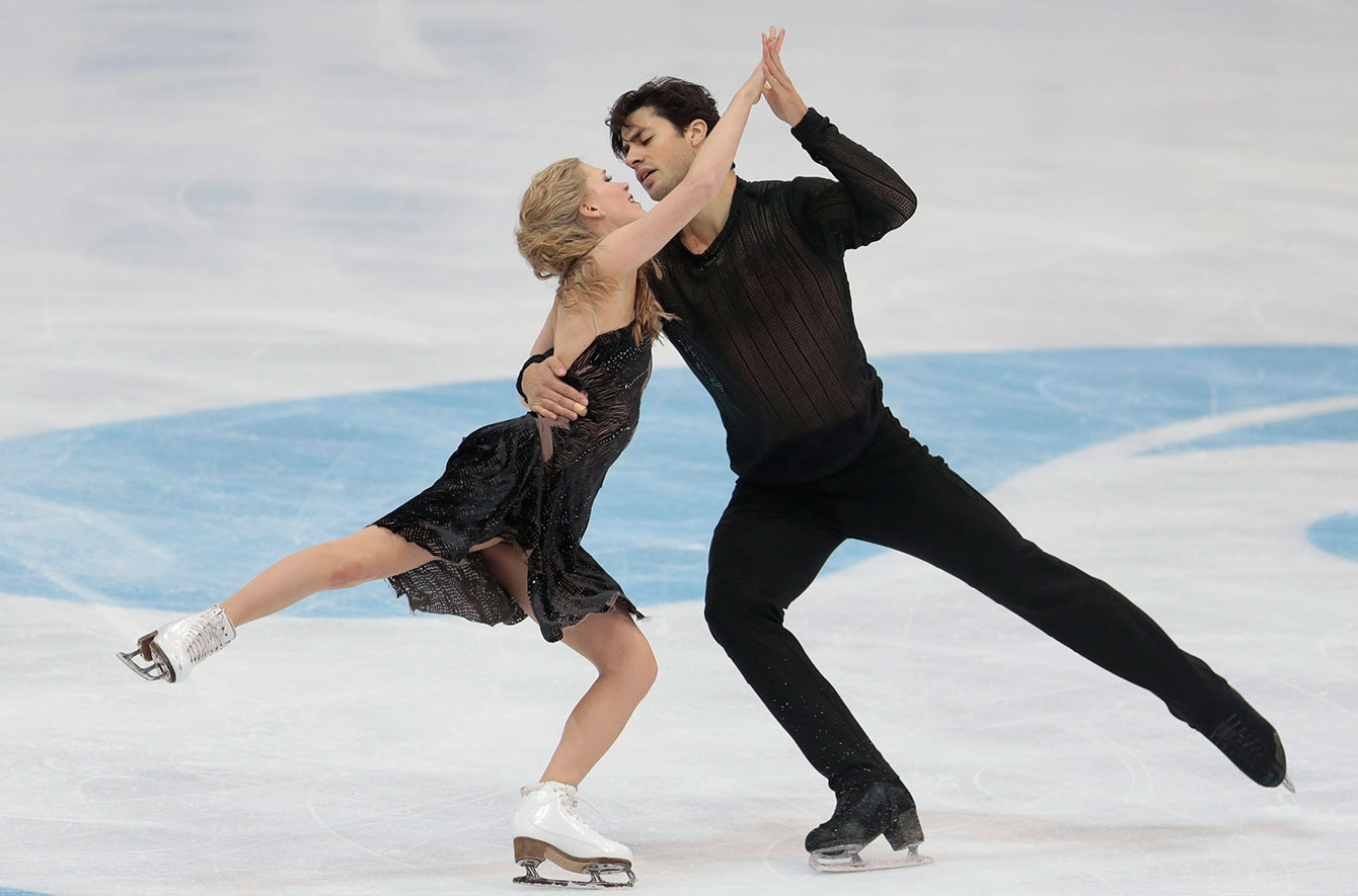 Kaitlyn Weaver et Andrew Poje pendant leur danse libre le 21 novembre 2015.
