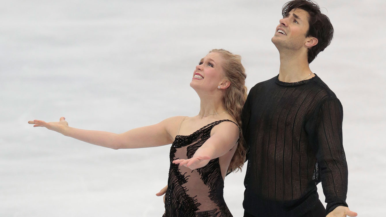 Kaitlyn Weaver et Andrew Poje à la fin de leur danse libre à la Coupe Rostelecom à Moscou (Russie) le 21 novembre 2015.