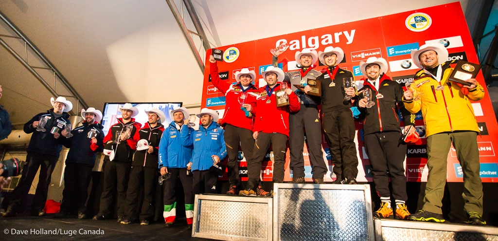 (L'équipe à gauche) Tristan Walker et Justin Snith à la Coupe du monde de luge de Calgary, le 18 décembre 2015 .