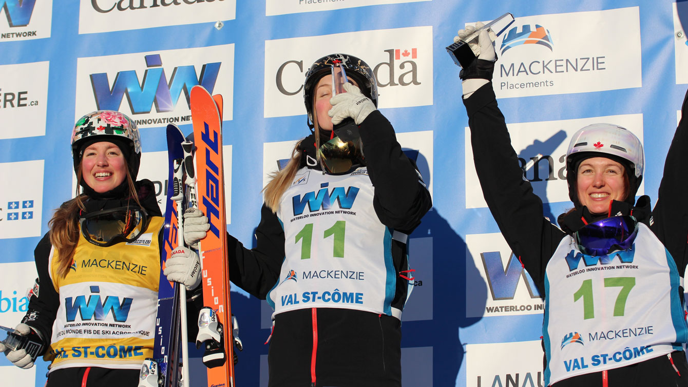 (G-D) Chloe, Justine et Maxime Dufour-Lapointe célèbrent leur triplé à la Coupe du monde de ski sur bosses à Val Saint-Côme, le 23 janvier 2016.