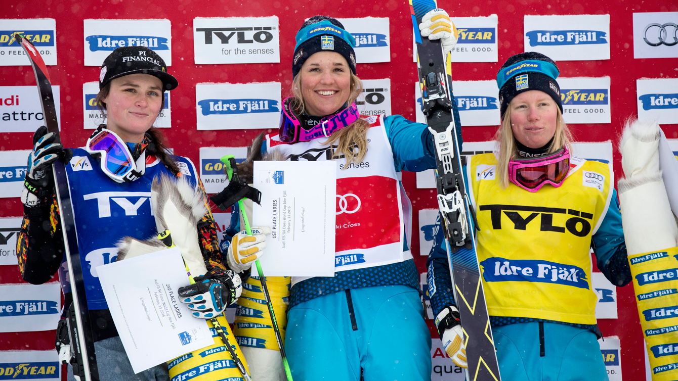 Marielle Thompson (gauche) sur la deuxième marche du podium à la Coupe du monde de Idre Fjall en Suède, le 13 février 2016.