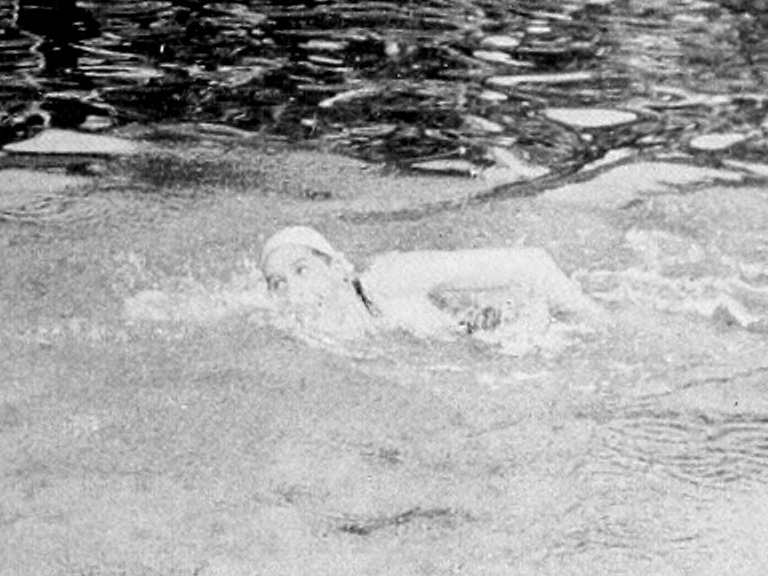 George Hodgson lors du 400 m style libre aux Jeux de Stockholm en 1912.