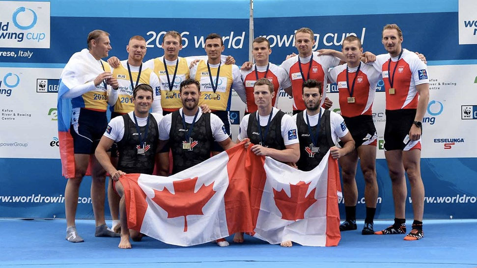 Les rameurs canadiens médaillés d'argent. (G-D) Julien Bahain, Rob Gibson, Will Dean et Pascal Lussier lors de la Coupe du monde d'aviron I, le 17 avril 2016. (Photo: Detlev Seyb/MyRowingPhoto.com via FISA/World Rowing).