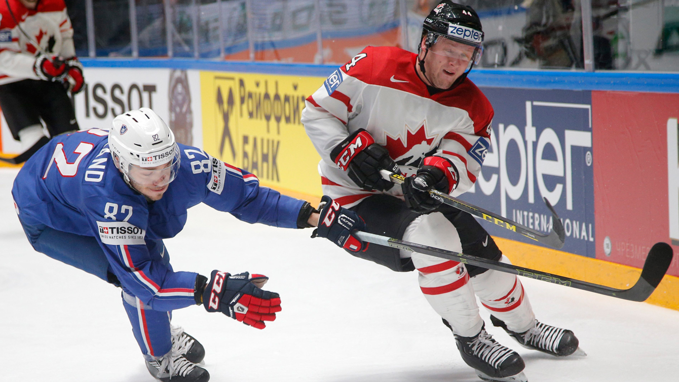 Le Canadien Morgan Rielly (droite) aux Championnats du monde de hockey à Saint-Pétersbourg, en Russie, le 16 mai, 2016. (AP Photo/Dmitri Lovetsky)