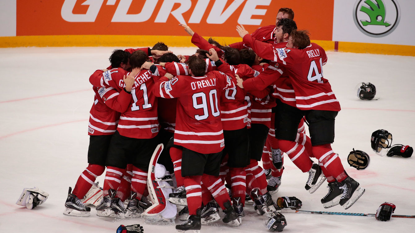 Les Canadiens célèbrent après avoir décroché l'or aux Mondiaux de hockey contre la Finlande, le 22 may 2016.
