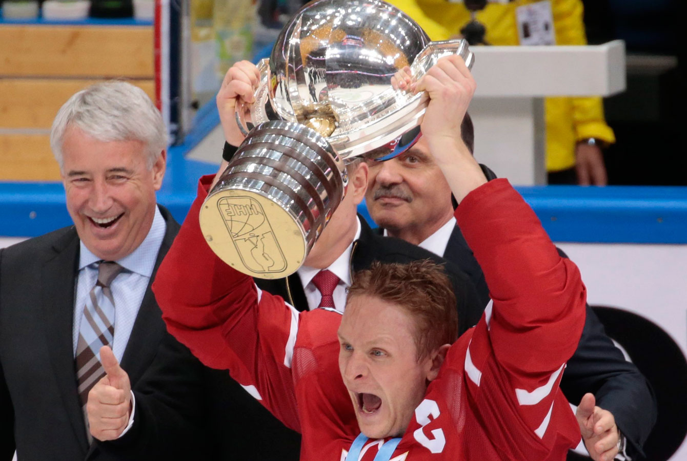 Corey Perry soulève le trophée du Championnat du monde de hockey 2016 après la victoire de 2-0 du Canada en finale contre la Finlande.