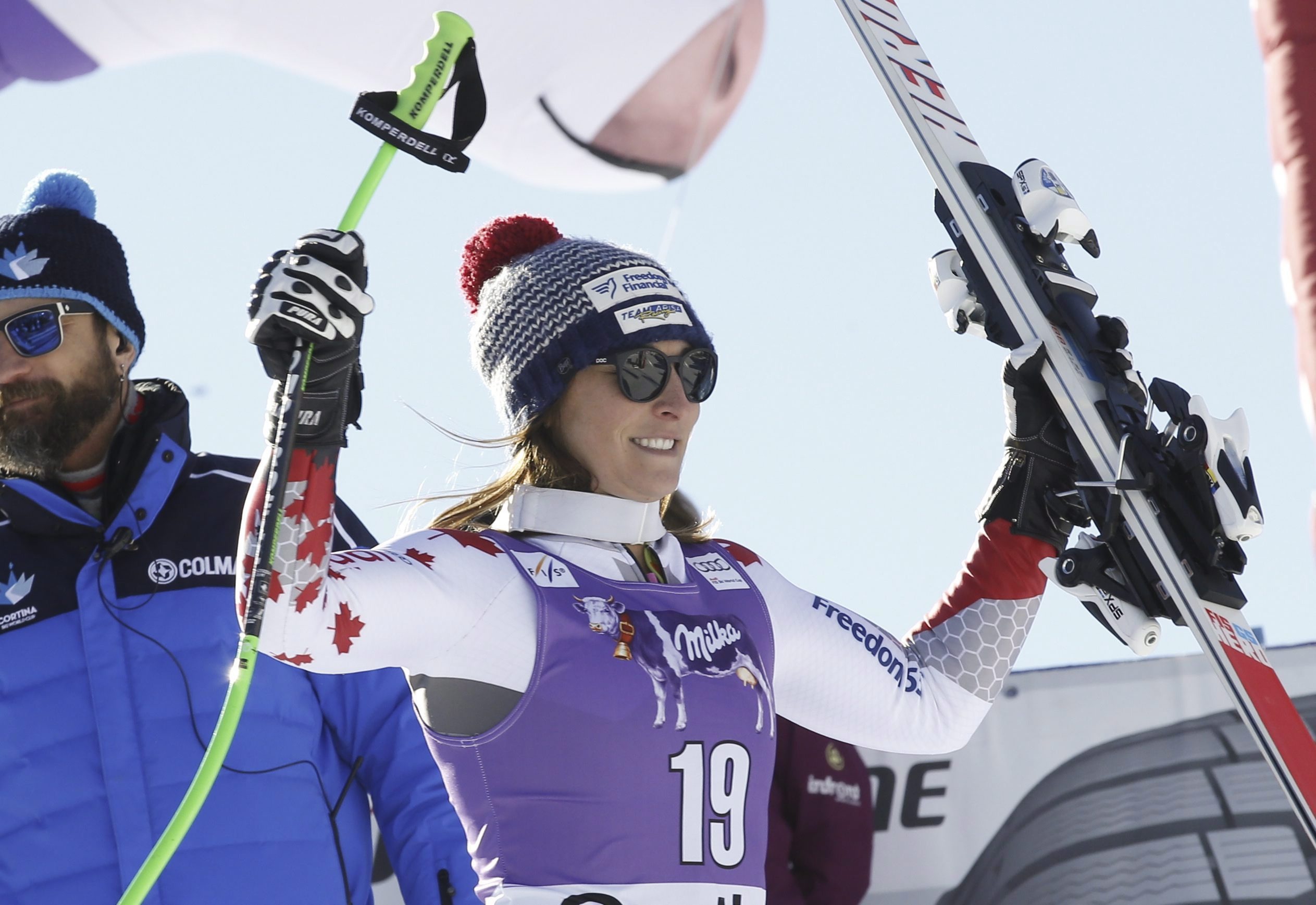 La Canadienne Larisa Yurkiw célèbre après avoir décroché une médaille d'argent en descente à la Coupe du monde de ski alpin de Cortina D'Ampezzo le 23 janvier 2016. (AP Photo/Armando Trovati)