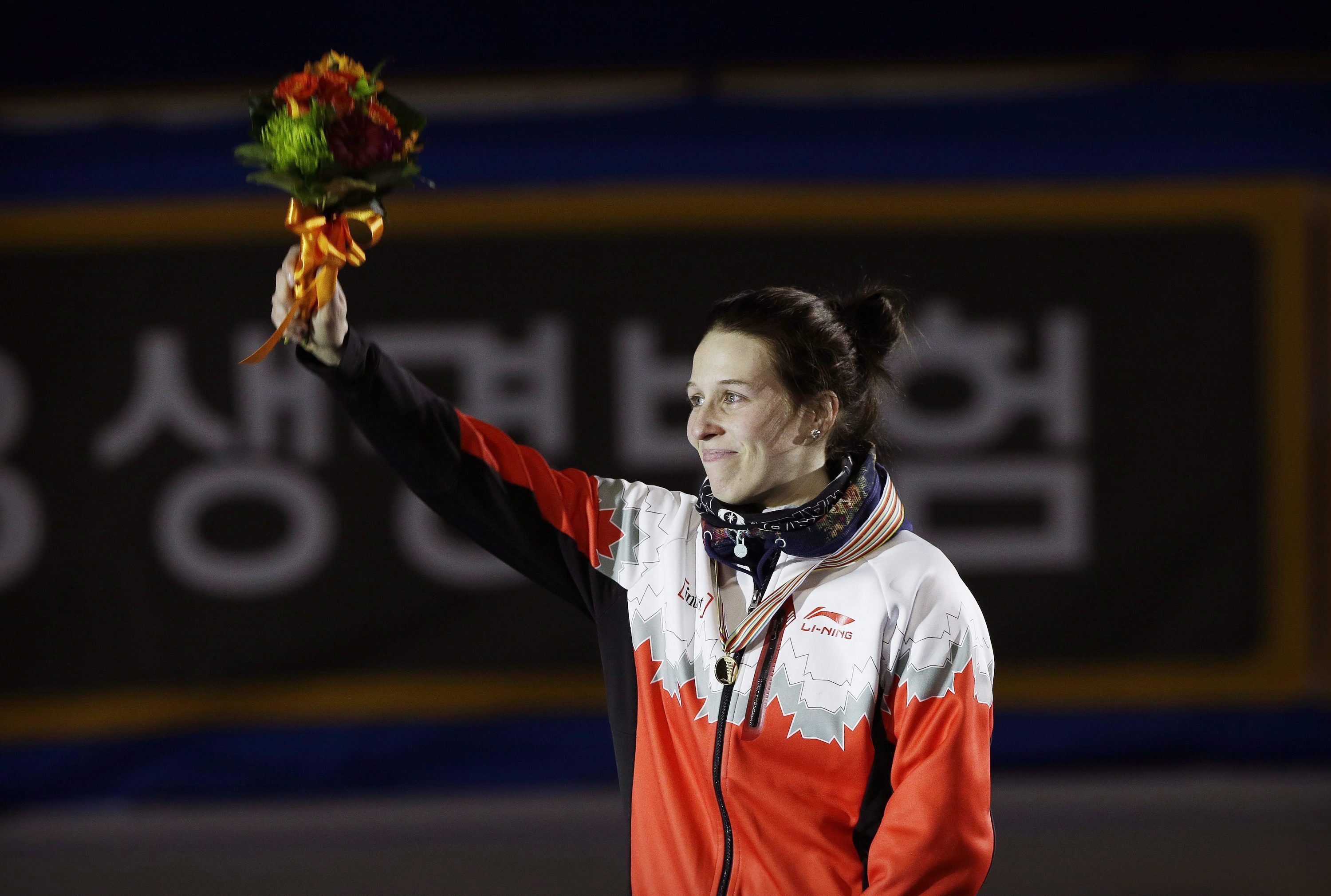 Marianne St-Gelais célèbre sa médaille d'or remportée à l'épreuve 1500 m des Championnats du monde de patinage de vitesse sur courte piste à Séoul, en Corée du Sud, le 12 mars 2016. (AP Photo/Ahn Young-joon)