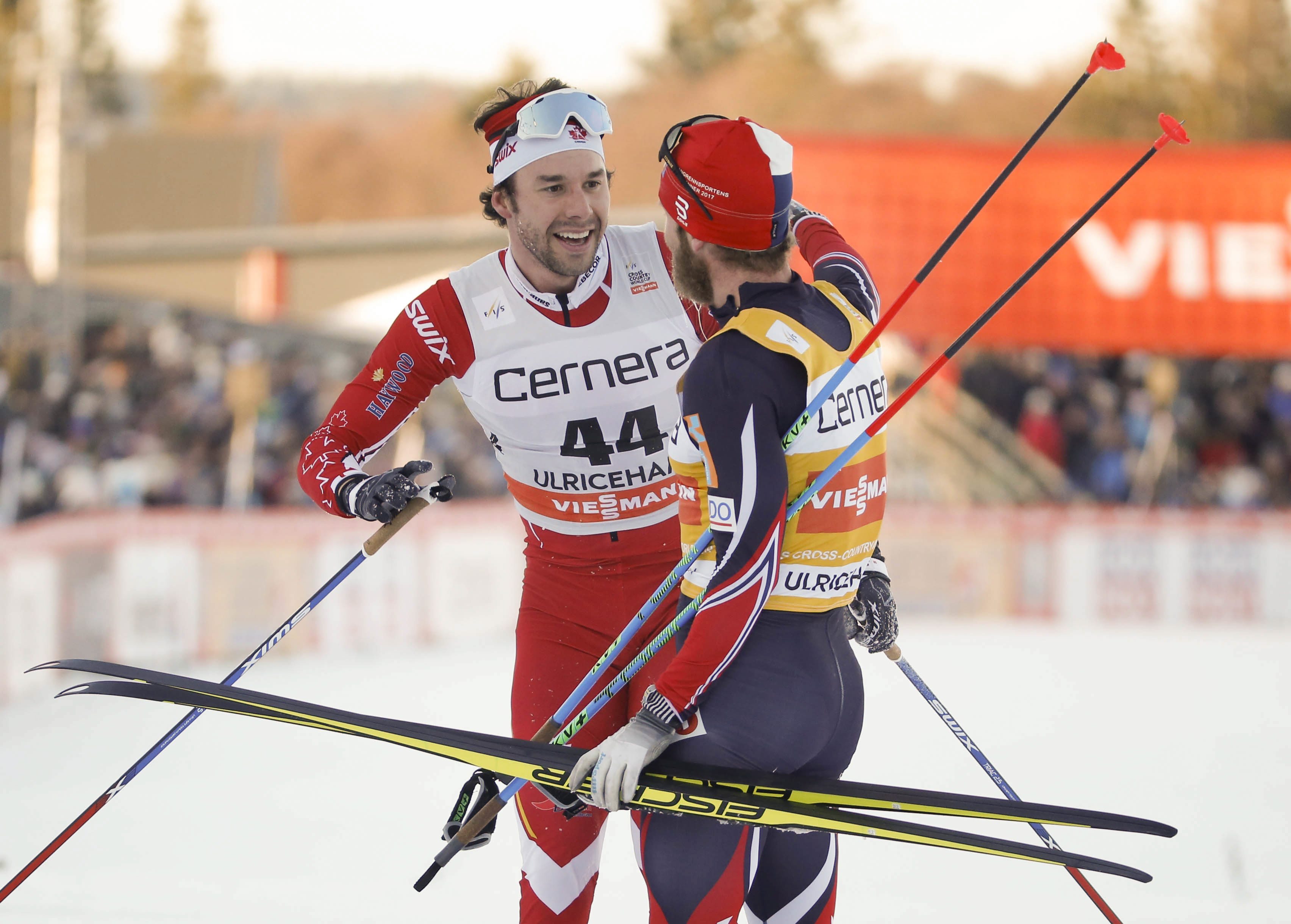 Le Canadien Alex Harvey, à gauche, reçoit les félicitations du Norvégien Martin Johnsrud Sundby après sa victoire au 15 kilomères style libre masculin de l’arrêt de la Coupe du monde d’Ulricehamn en Suède le samedi 21 janvier 2017. (Adam Ihse / TT via AP)