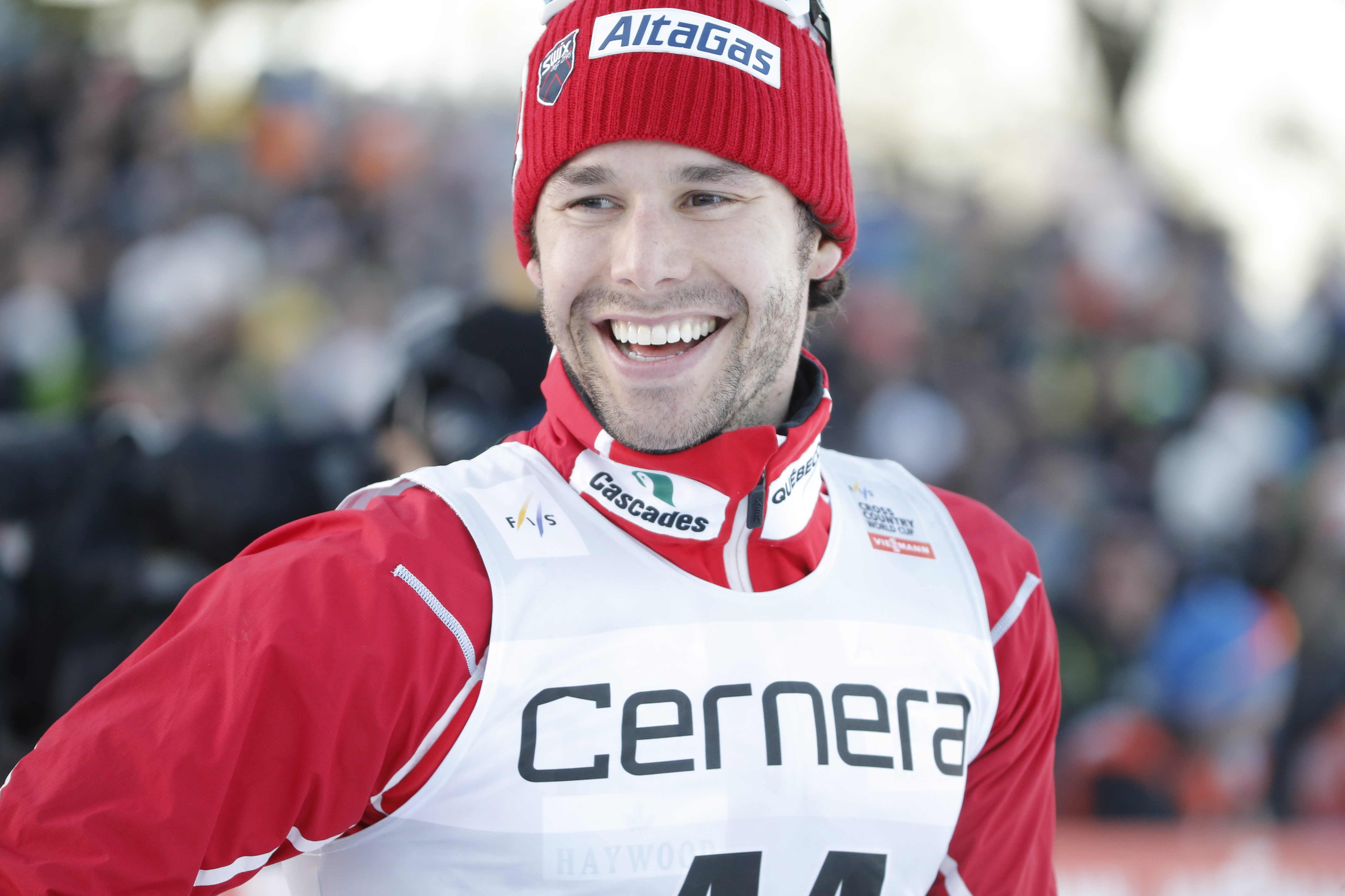 La réaction du Canadien Alex Harvey après avoir franchi le fil d’arrivée et remporté l’épreuve masculine du 15 kilomètres style libre lors de l’arrêt d’Ulricehamn en Suède de la Coupe du monde de ski de fond de la FIS le samedi 21 janvier 2017. (Adam Ihse / TT via AP)