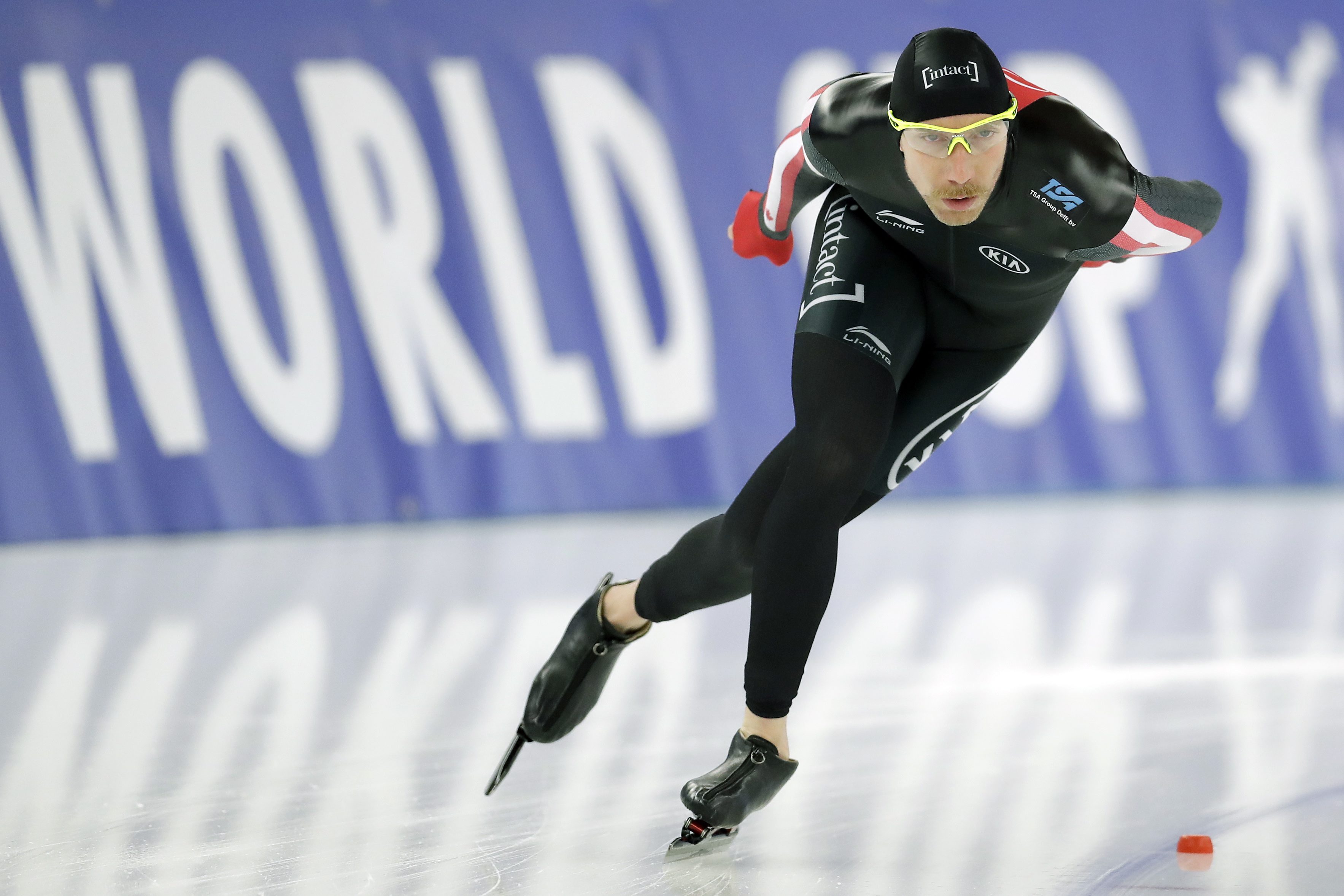 Le Canadien Ted-Jan Bloemen survole la piste lors de l'épreuve 5000 m de la Coupe du monde de patinage de vitesse sur longue piste de Berlin, en Allemagne, le 28 janvier 2017. (AP Photo/Michael Sohn)