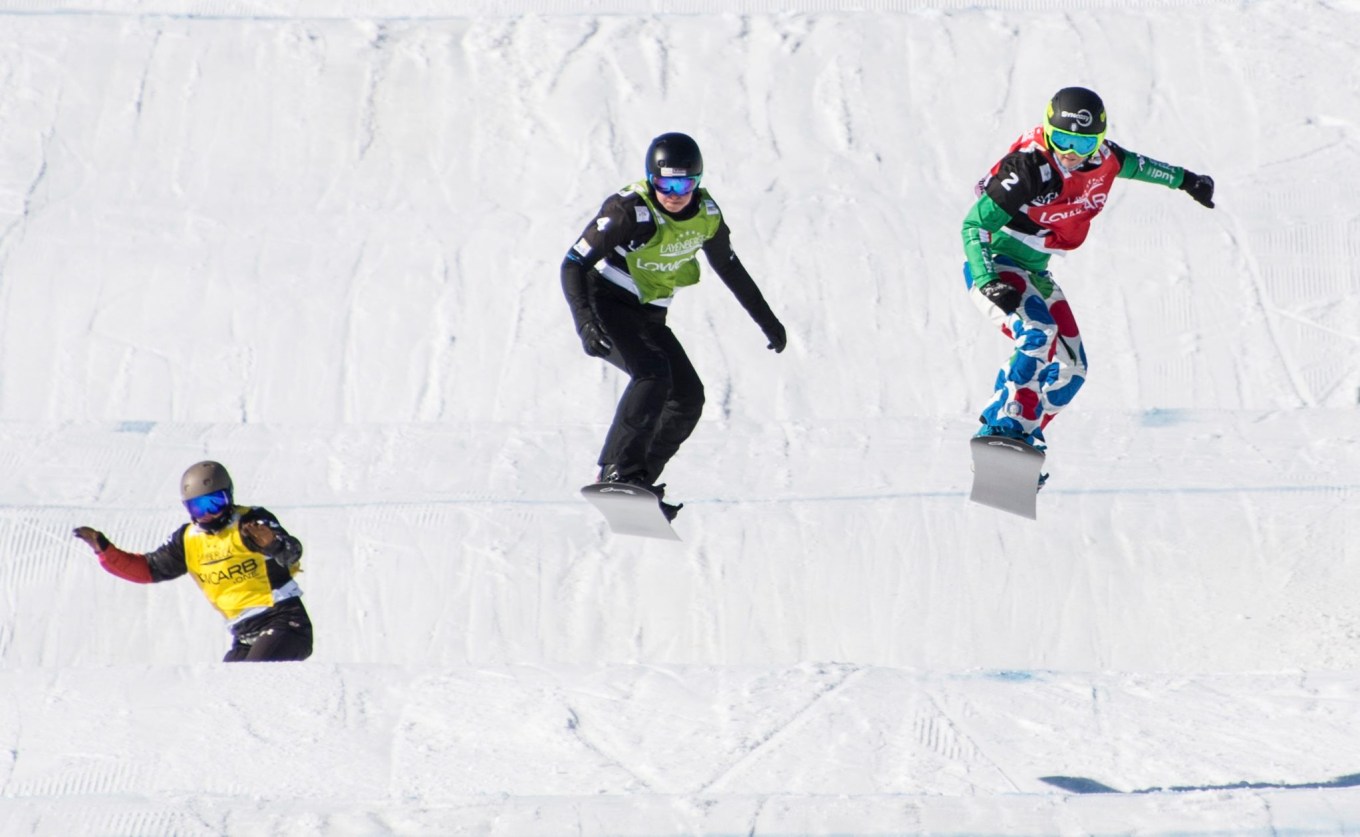 La Canadienne Meryeta Odine (gauche) glisse vers une troisième position à l'épreuve féminine de snowboard cross à l'occasion de la Coupe du monde de Feldberg, en Allemagne, le 11 février 2017. (Patrick Seeger/dpa via AP)