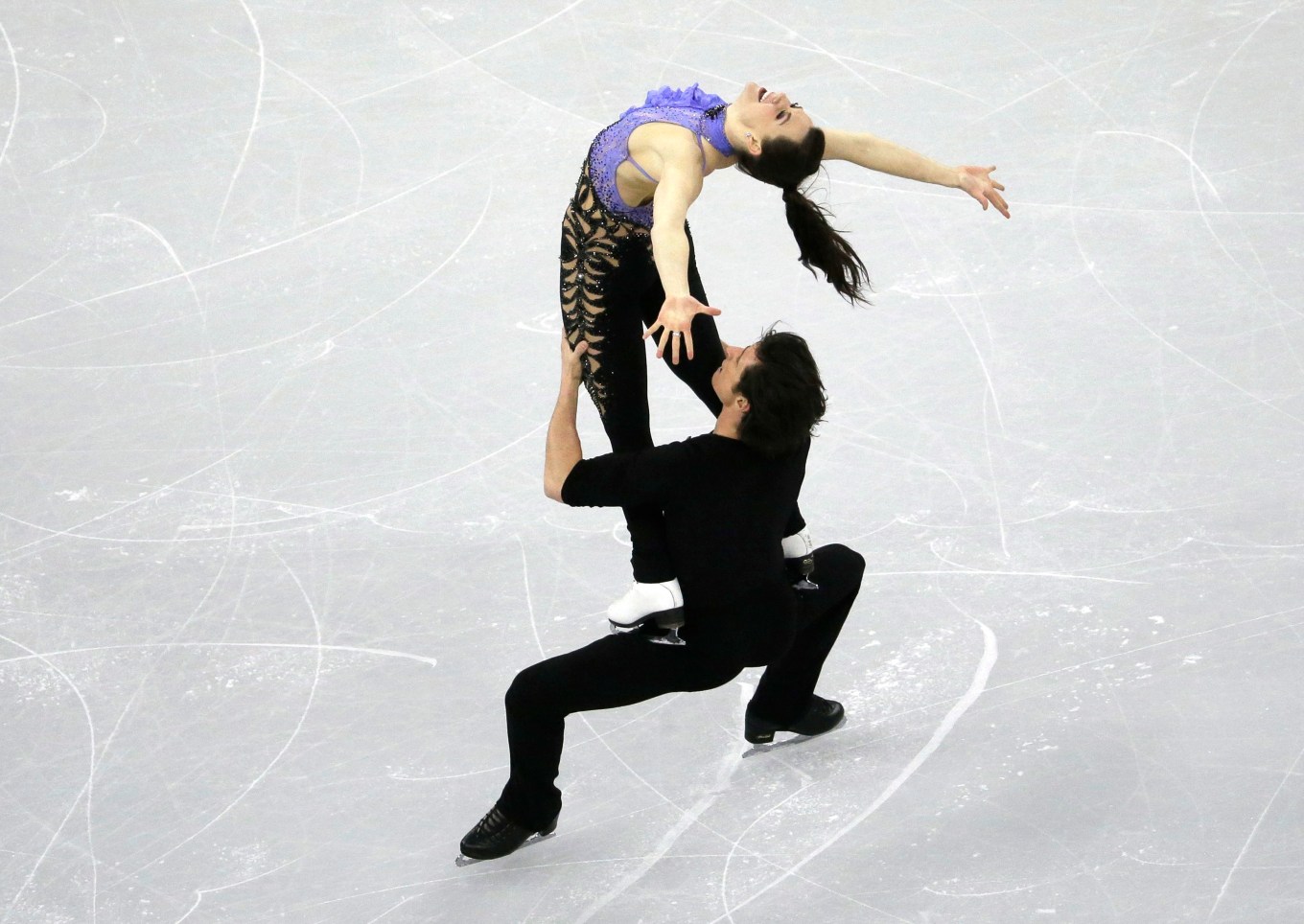 Les Canadiens Tessa Virtue et Scott Moir lors du programme court la glace du programme court aux Championnats des quatre continents à Gangneung, en Corée du Sud, le 17 février 2017. (AP Photo/Ahn Young-joon)