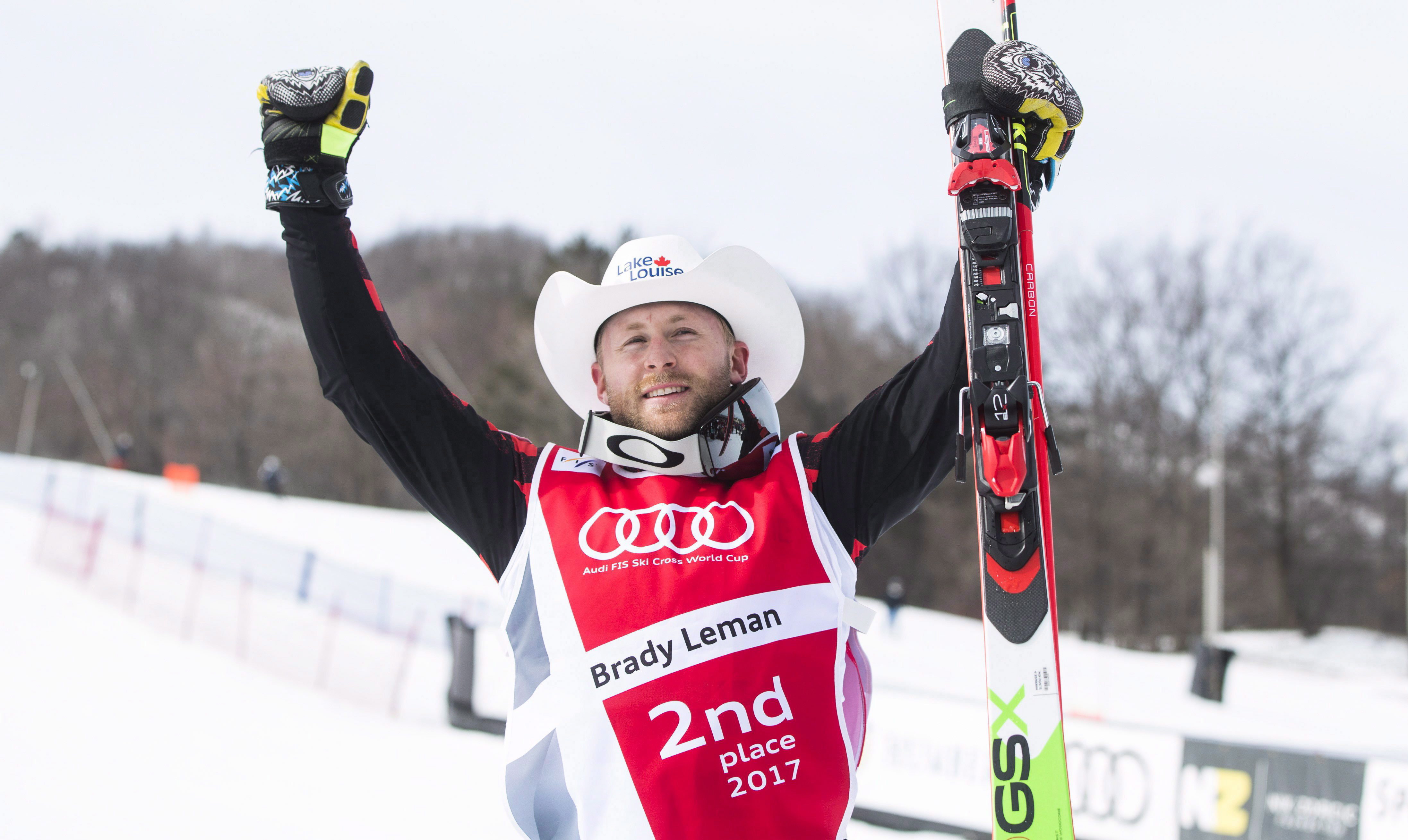 Le Canadien Brady Leman célèbre sa victoire en ski cross à la Coupe du monde FIS à Blue mountains, en Ontario, le 5 mars 2017. La Presse Canadienne/Mark Blinch