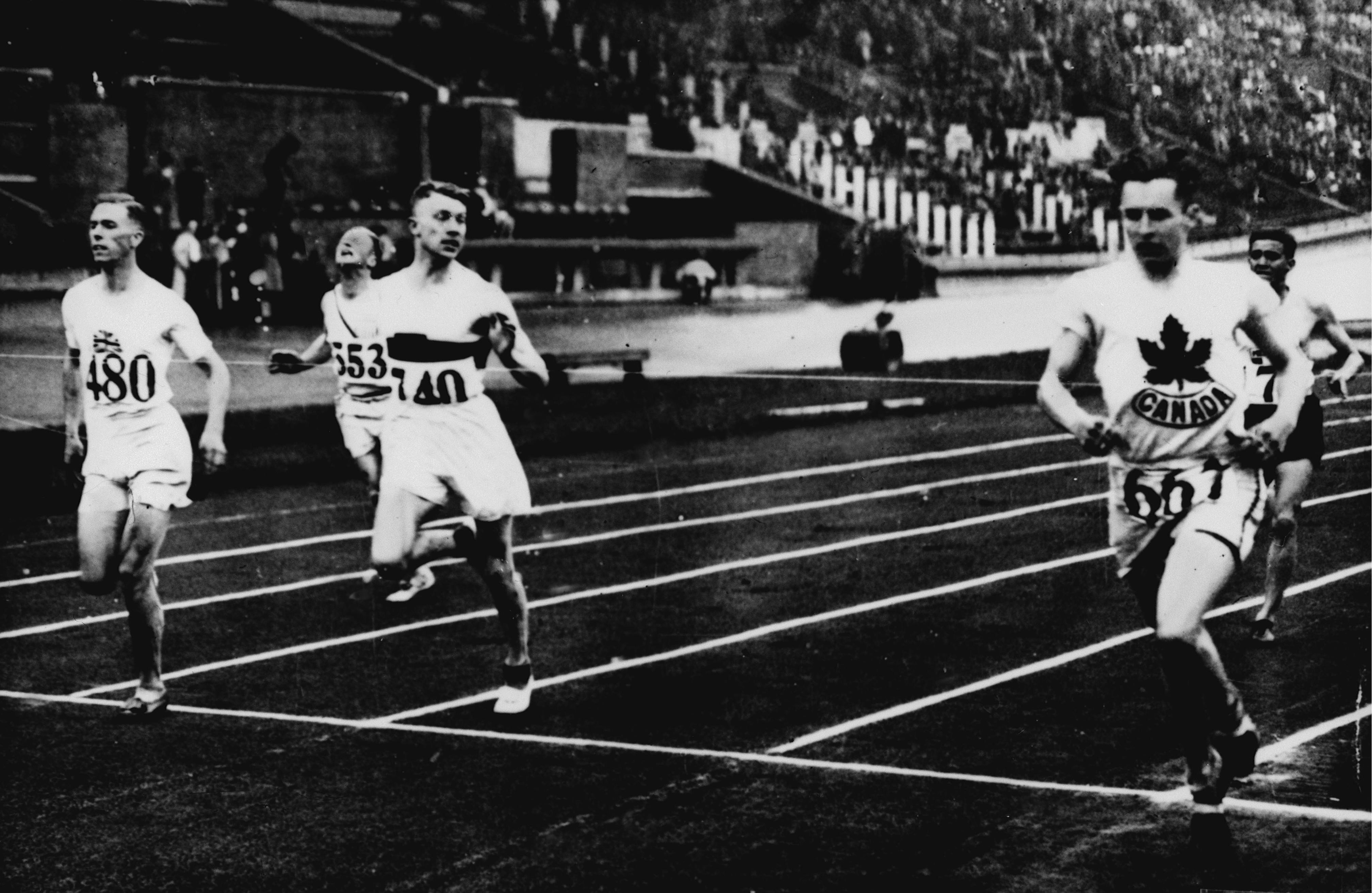 Le Canadien Percy Williams (droite) lors des Jeux d'Amsterdam en 1928. (PHOTO: CP)
