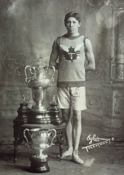 Tom Longboat, trois jours après avoir remporté le marathon de Boston, le 22 avril 1907. (Photo : Charles A. Aylett / Library and Archives Canada)