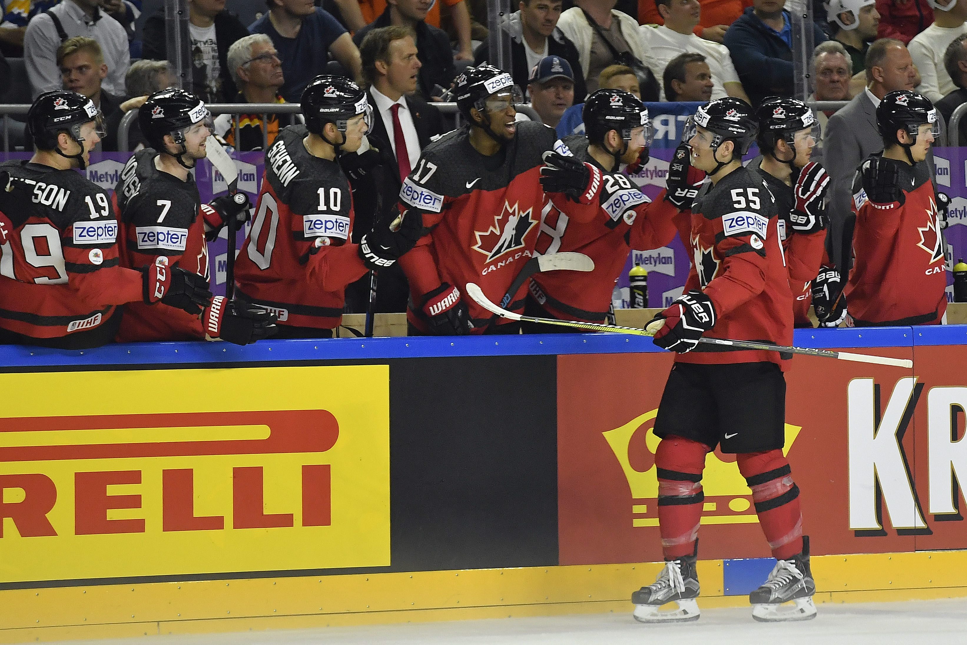 Mark Scheifele célèbre après avoir ouvert la marque pour le Canada en quart de finale des Championnats du monde de hockey 2017 à Cologne, en Allemagne, le 18 mai 2017. (AP Photo/Martin Meissner)