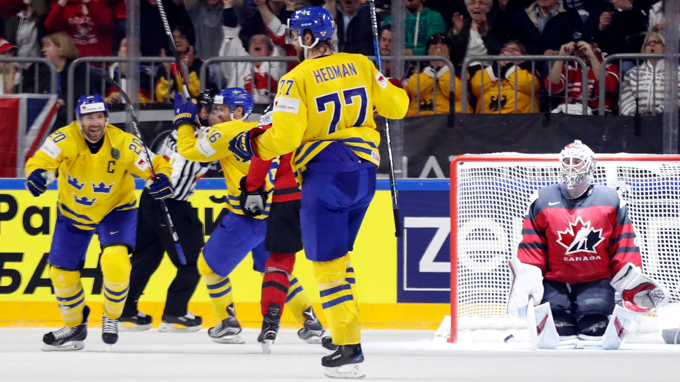 Les joueurs suédois célèbrent le but de Victor Hedman contre le Canada en finale du Championnat du monde de hockey à Cologne, en Allemagne, le 21 mai 2017.