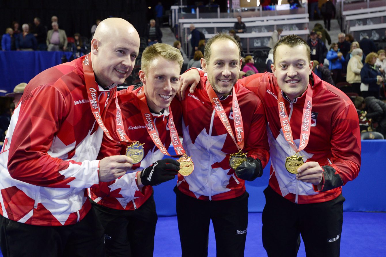 Le capitaine Kevin Koe, la co-capitaine Marc Kennedy, le second Brent Laing et le premier Ben Hebert célèbrent leur victoire aux Essais olympique de Curling Canada, le 10 décembre 2017.