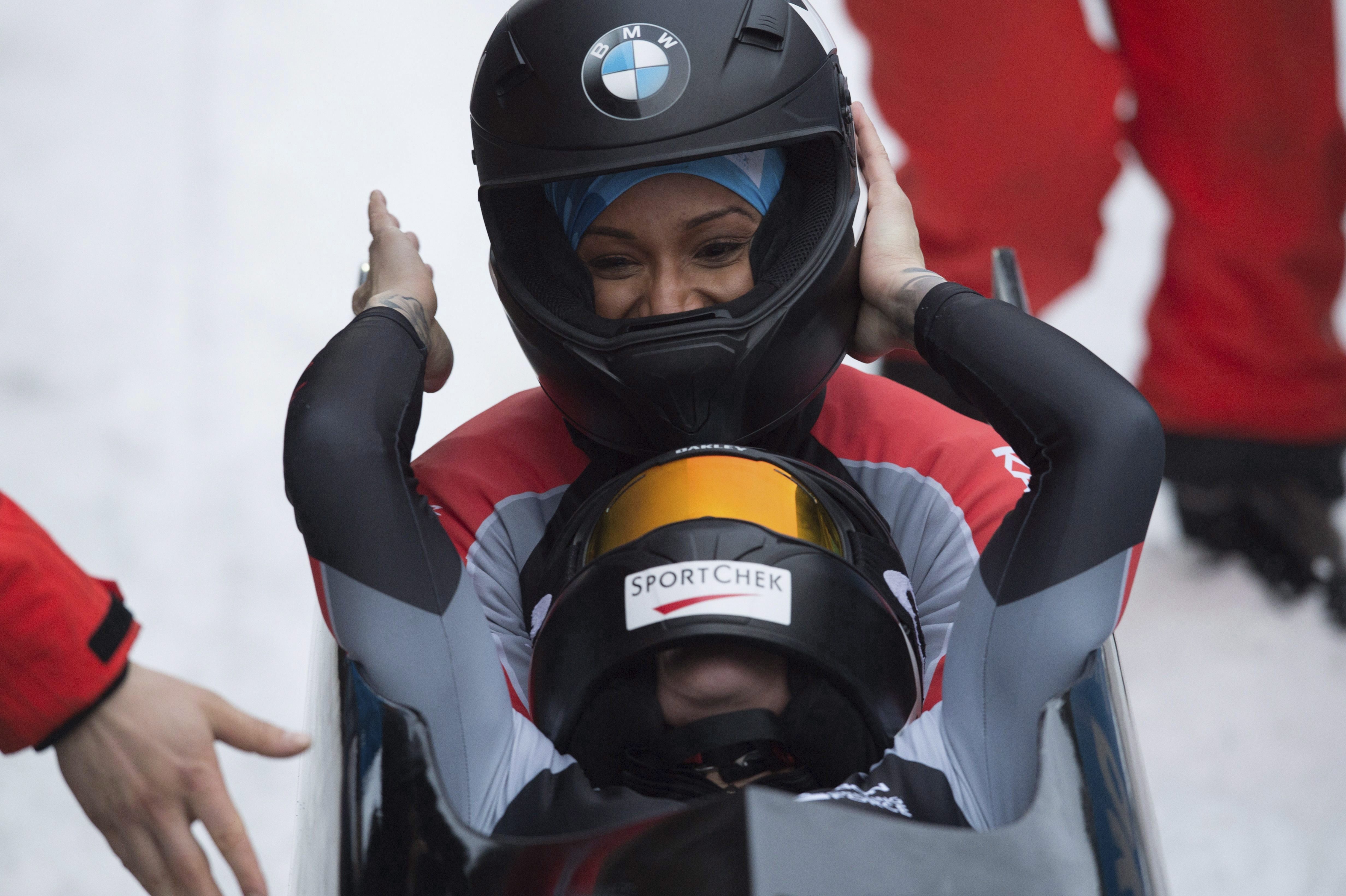 Kaillie Humphries (pilote) et Phylicia George d'Équipe Canada célèbrent au fil d'arrivée de la Coupe du monde bobsleigh Altenberg, en Allemagne, le 6 janvier 2018. (Sebastian Kahnert/dpa via AP)