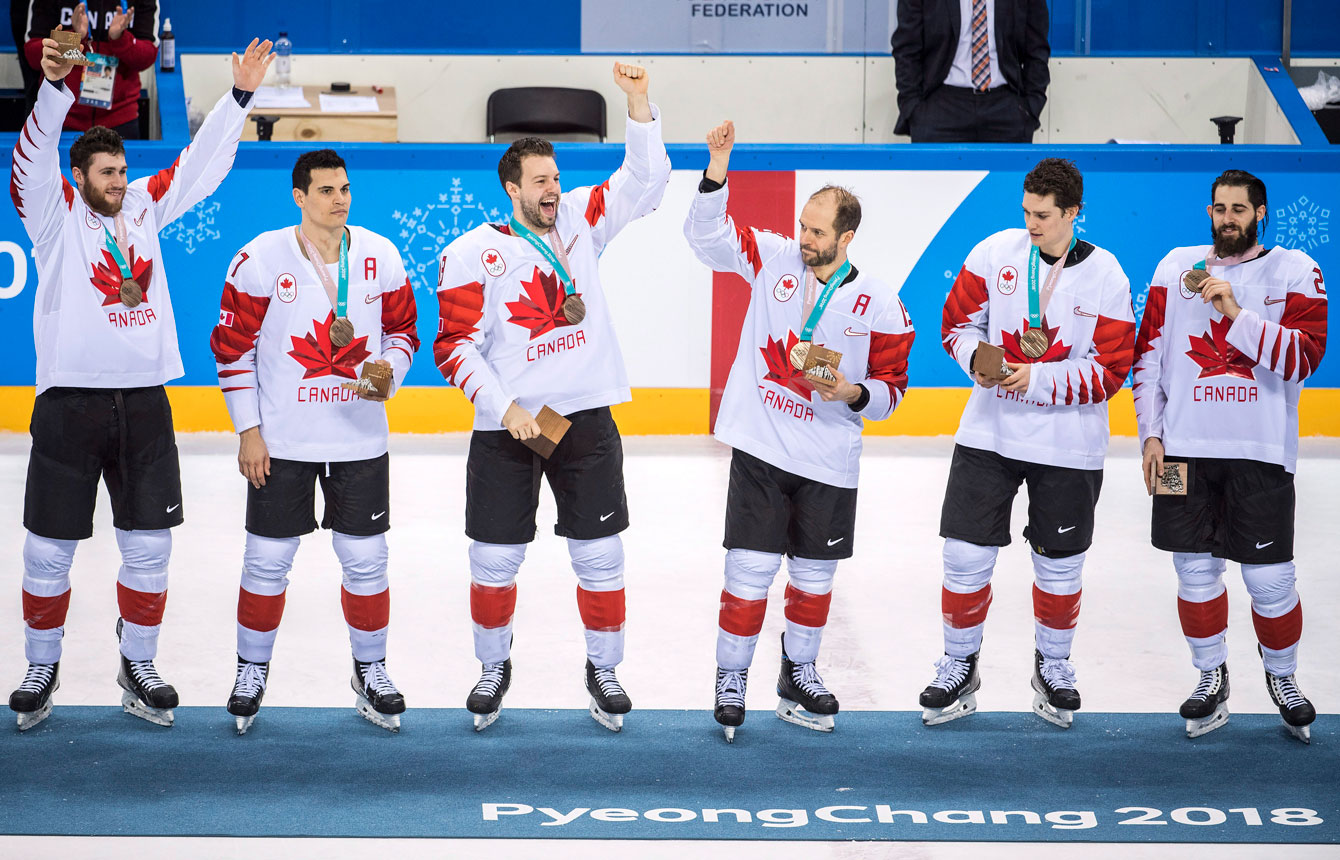Les Canadiens célèbrent leur victoire à l'issue de la troisième période du match pour la médaille de bronze contre la République tchèque aux Jeux olympiques d'hiver PyeongChang 2018, en Corée du Sud, le samedi 24 février 2018. LA PRESSE CANADIENNE/Nathan Denette