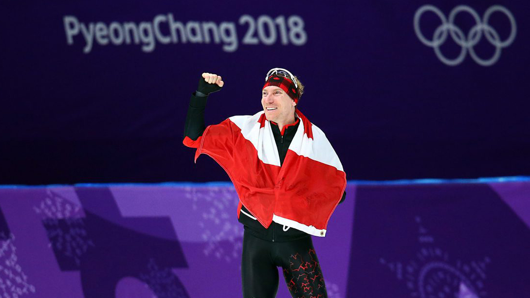 Ted-Jan Bloeman remporte la médaille d'or au 10 000 m le 5 février 2018 après sa médaille d'argent au 5000 m. (Photo : Vaughn Ridley/COC)