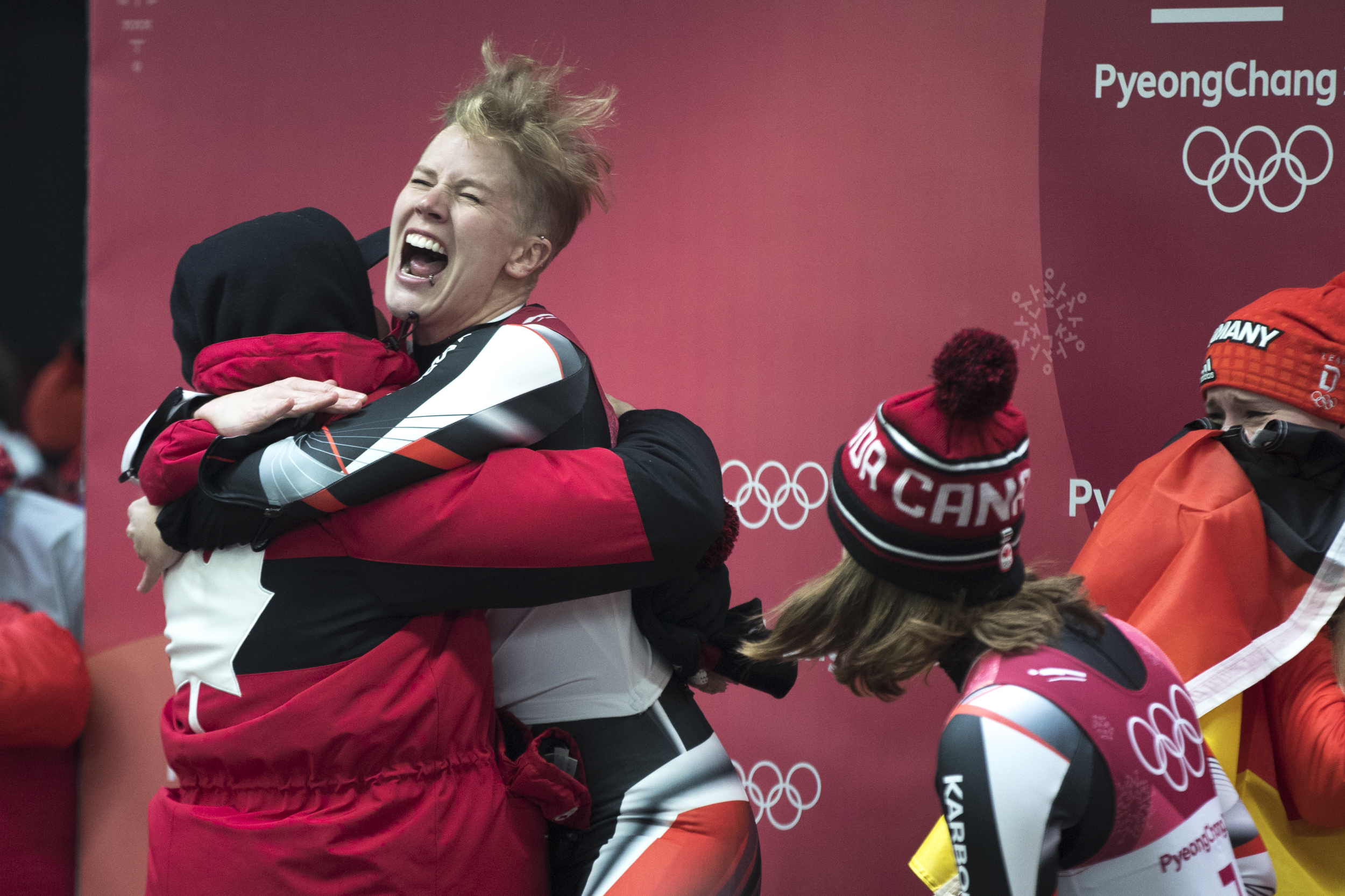 Alex Gough, d'Équipe Canada, célèbre sa médaille de bronze décrochée en luge individuelle féminine au Centre de glisse d'Alpensia, à PyeongChang, en Corée du Sud, le mardi 13 février 2018. C'est la première médaille de l'histoire remportée par Équipe Canada en luge. (Photo : David Jackson)