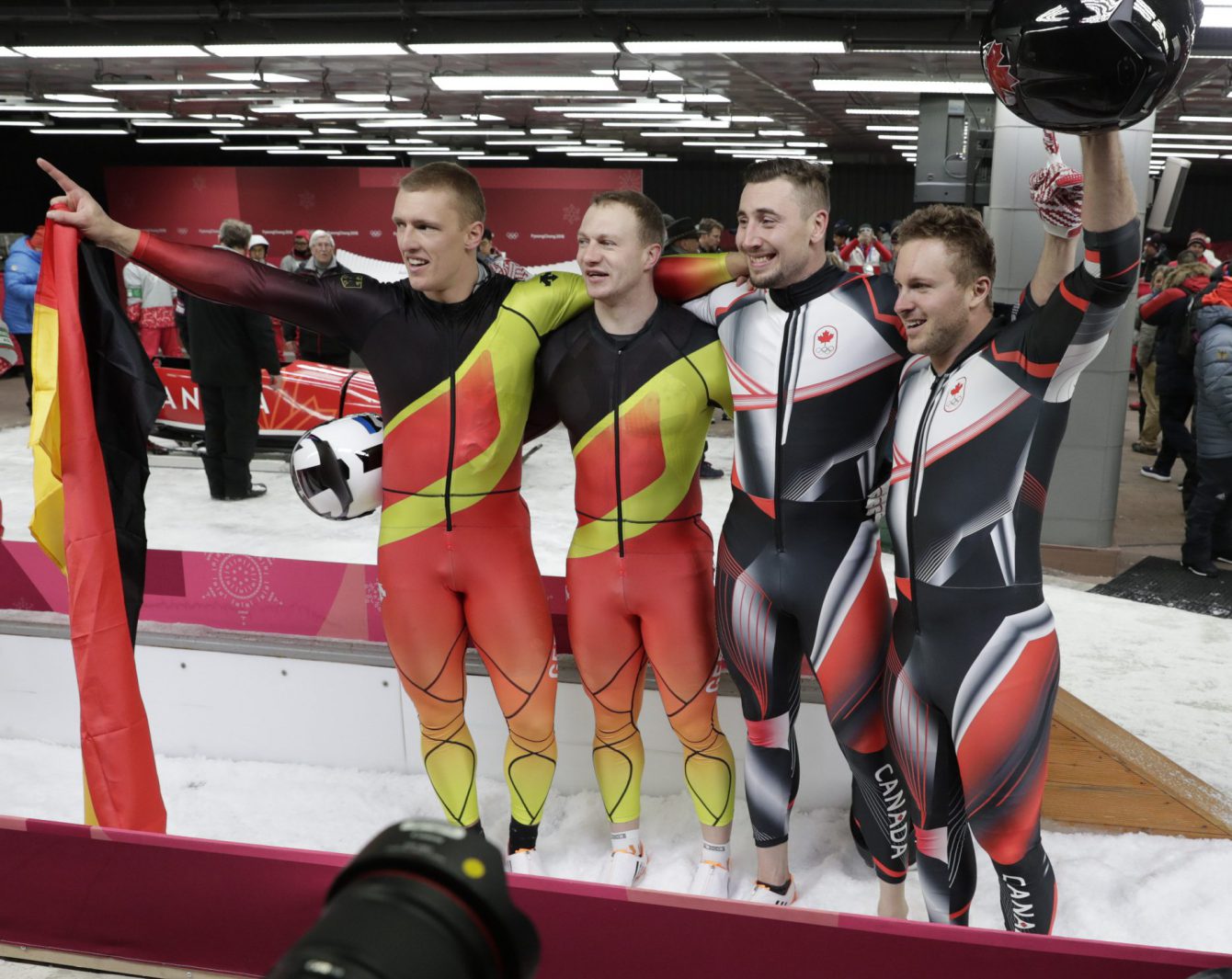 Alexander Kopacz (deuxième de la droite) et Justin Kripps (à droite) célèbrent leur médaille d'or ex æquo avec l'Allemagne en bobsleigh à deux à PyeongChang 2018, le 19 février 2018. (Photo : Jason Ransom/COC)