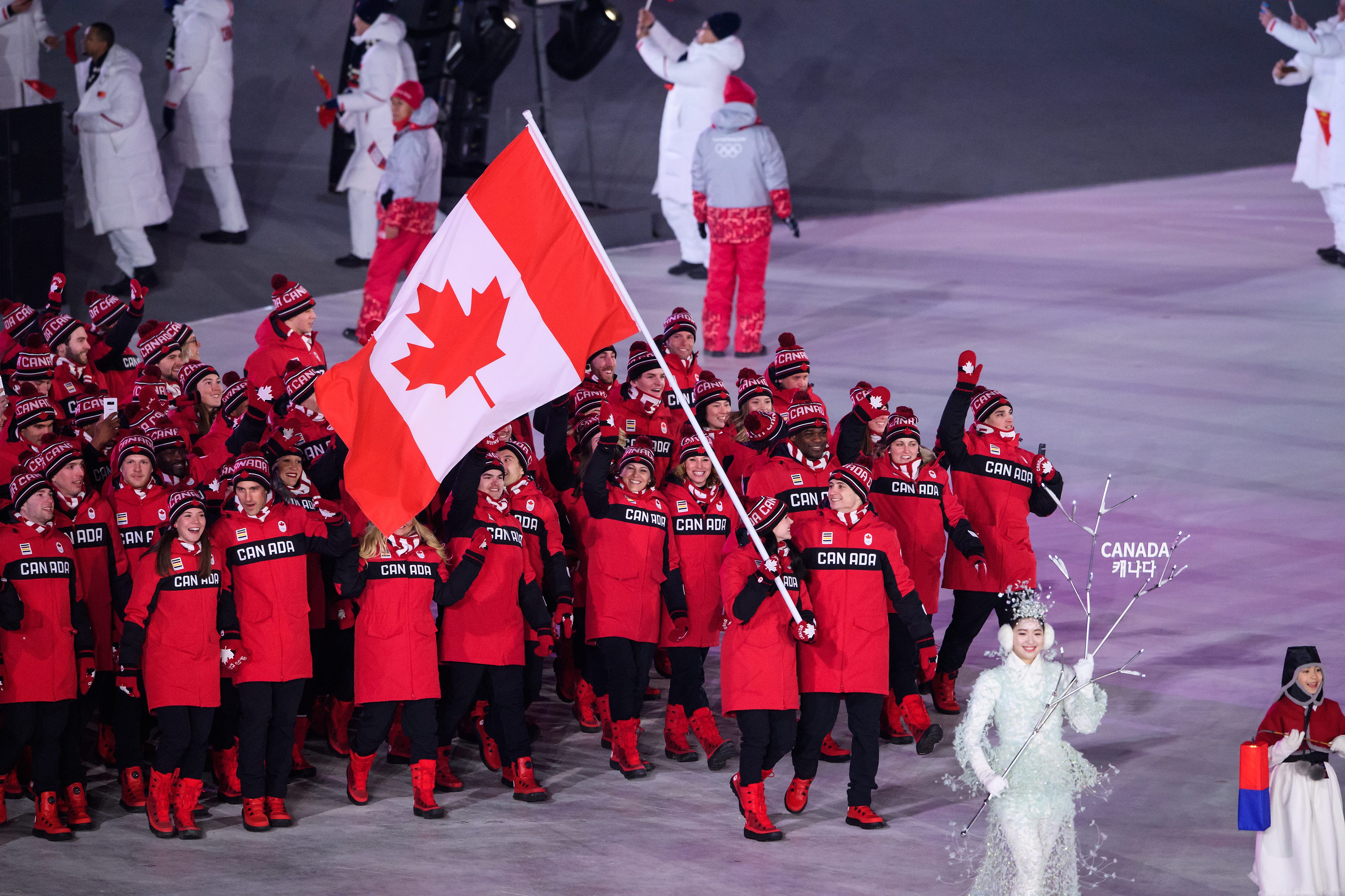 Les athlètes canadiens font leur entrée dans le Stade olympique de PyeongChang lors de la cérémonie d'ouverture des Jeux olympiques d'hiver de PyeongChang 2018, en Corée du Sud (Photo : Vincent Ethier/COC)