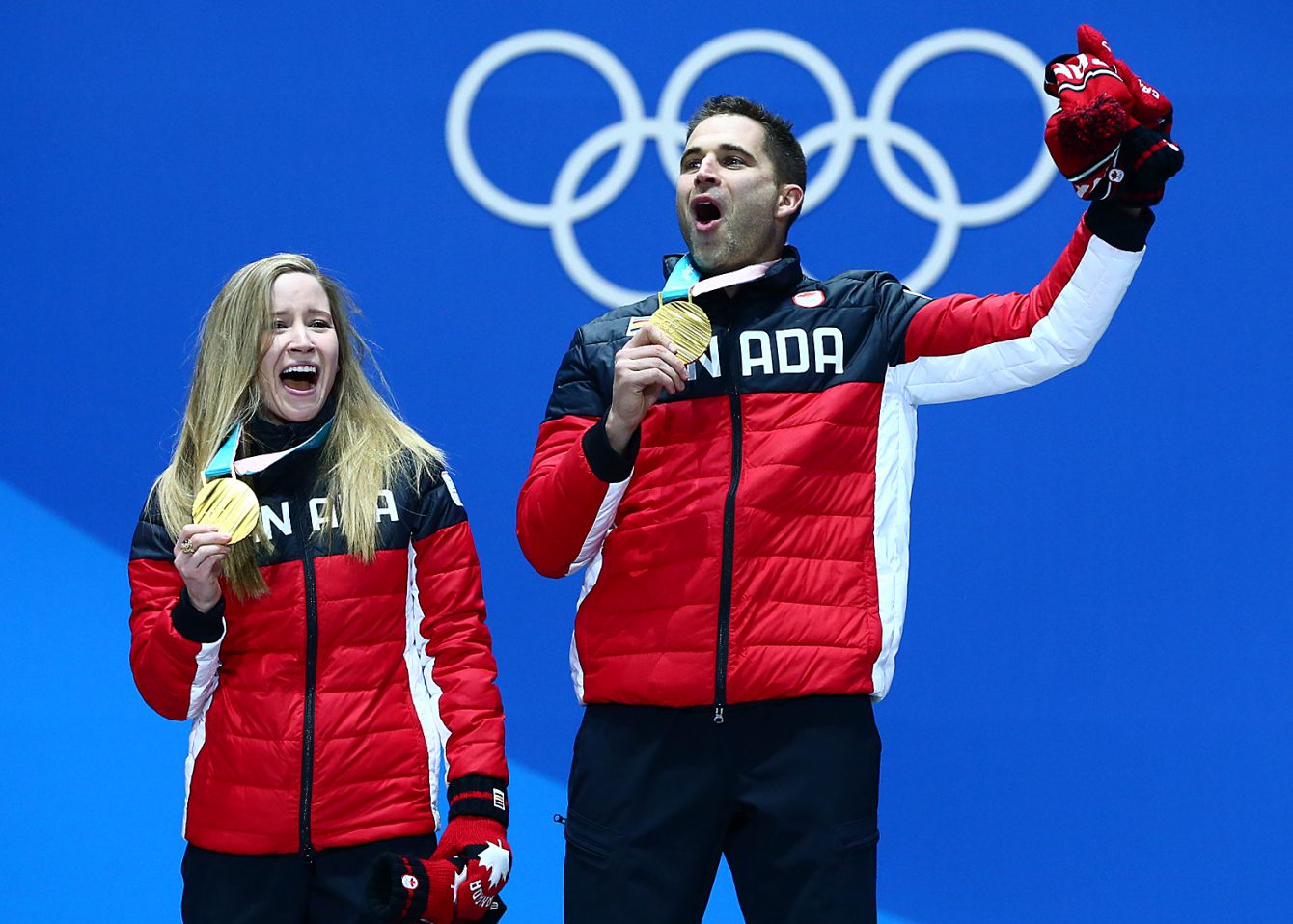 Kaitlyn Lawes et John Morris reçoivent leur médaille d'or en curling double mixte à la Place olympique de PyeongChang 2018, à Gangneung, en Corée du Sud, le 14 février 2018. (Photo : Vaughn Ridley/COC)